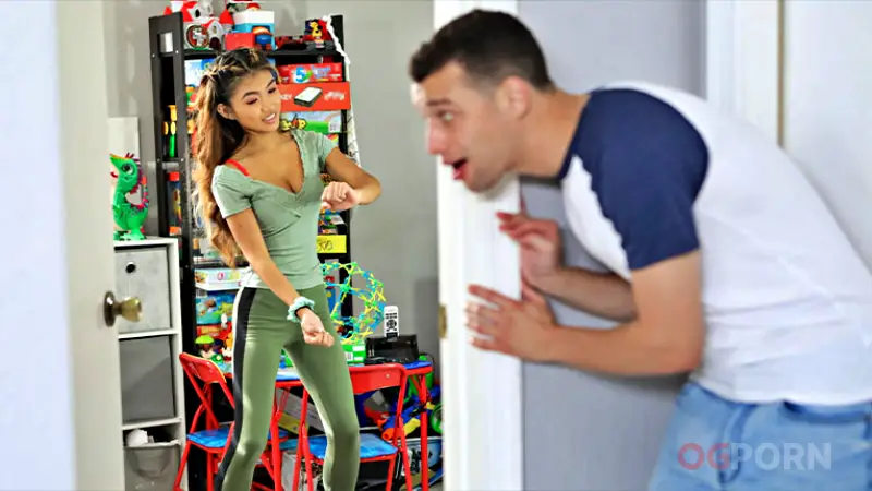 الاخت تكافح من أجل تصوير فيديو على تيك توك – سكس مترجم اخوات