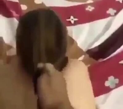 يمسكها من شعرها وينيك طيزها بقوة وهي تصوت من النيك سكس مصري